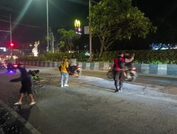 Polsek Kuta Selatan Gelar Blue Light Patrol, Bersihkan Tumpahan Koral dan Semen di Jalan demi keselamatan pengguna jalan