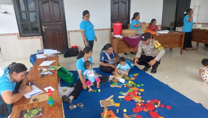 Sambangi Kegiatan Posyandu Di Banjar Selati, Bhabinkamtibmas Berikan Himbauan Kamtibmas