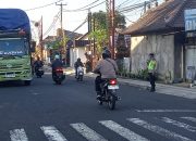 Personil Polsek Bangli Laksanakan Pengaturan, Antisipasi Kegiatan Masyarakat di Pagi Hari 12 Personil Polsek Bangli Laksanakan Pengaturan, Antisipasi Kegiatan Masyarakat di Pagi Hari