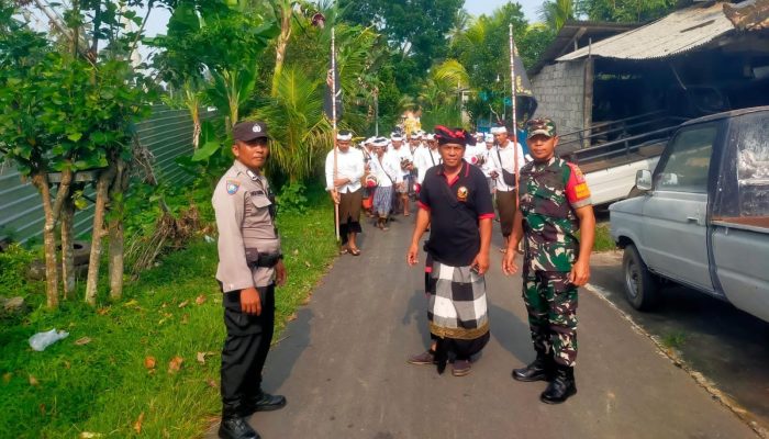 Bersinergi Dengan Babinsa, Bhabinkamtibmas Laksanakan Pengamanan Rangkaian Karya Ngusaba Nini di Pura Kehen