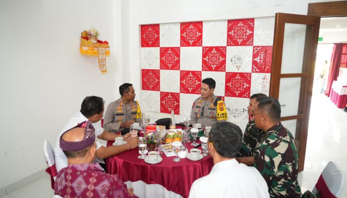 Program Pemantauan Wilayah saat Pilkada Seretak dan di Lanjutkan Jumat Curhat, Kapolda Sampaikan Pentingnya Idiologi Pancasila, Demokrasi, Hak Asasi Masyarakat dalam Bernegara dan Ikut Serta Menjaga Harkamtibmas