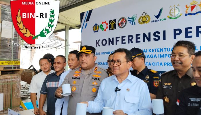 Polres Pelabuhan Tanjung Perak Besama Bea Cukai Dan Kemendag Gelar Konferensi Pers Ungkap Pelanggaran Impor Barang Bukti Senilai Rp9,8 miliar.