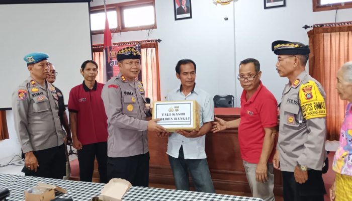 Kapolres Bangli Gelar Minggu Kasih di Aula Kantor Desa Bunutin Bangli.