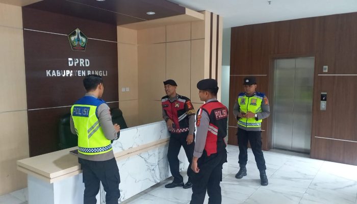 Sambangi Kantor DPRD, Kantor KPUD, Kantor Bawaslu, dan Gudang Logistik KPU Kab. Bangli personil sat samapta polres Bangli Berikan Himbauan Kamtibmas