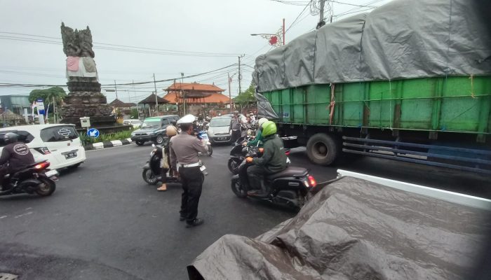 Wujud Pelayanan Kepada Masyarakat di Pagi Hari, Personil Polsek Bangli Laksanakan Pengaturan