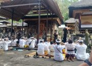 Personil Polsek Bangli Laksanakan Pengamanan Kegiatan Doa Bersama Dalam Rangka Pilkada Damai 2024, di Pura Kehen