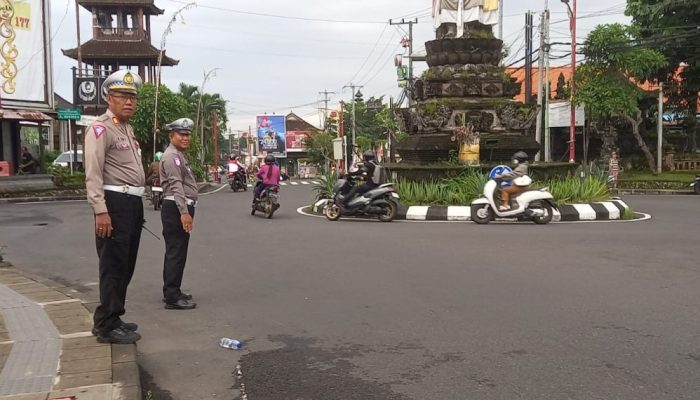 Beri Pelayanan Kepada Masyarakat di Pagi Hari, Personil Polsek Bangli Laksanakan Pengaturan