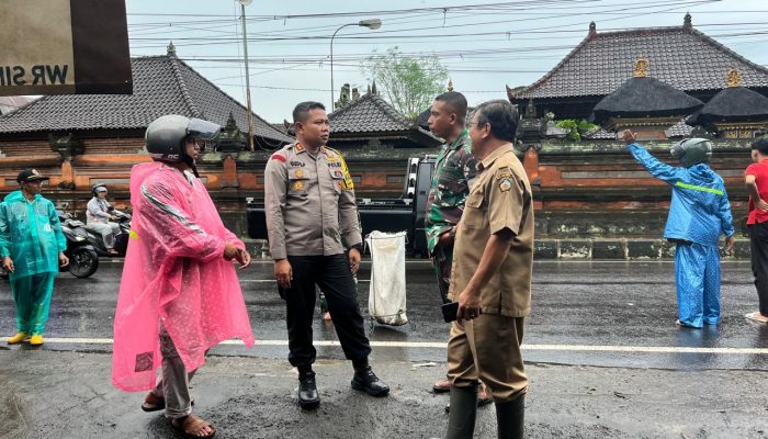 Kapolres Bangli Tinjau Lokasi Banjir di Bebalang Bangli