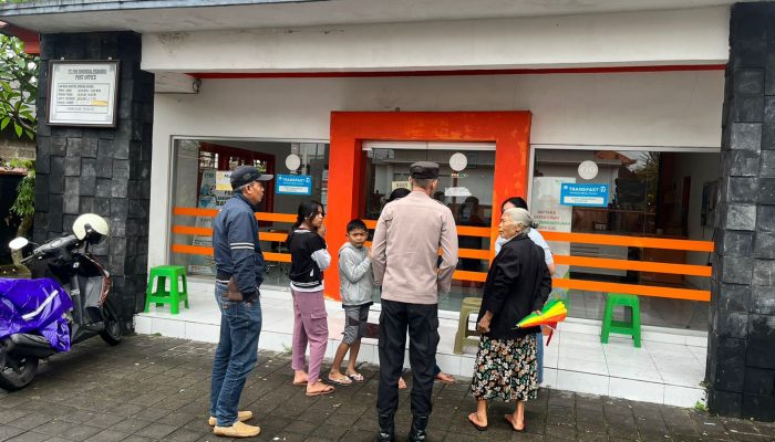 Pawas Bersama Anggota Laksanakan Pengamanan Kegiatan Penyaluran Bansos Di Kantor Pos Bangli