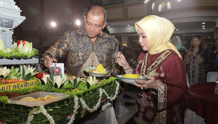 Pemotongan Tumpeng dan Pemberian Apresiasi Kepada Prajurit Sebagai Bentuk Syukur HUT Kodam V/Brw
