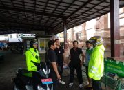 Sinergitas Bhabinkamtibmas, Babinsa Lakukan Patroli Sambang Atensi Bencana Banjir dan Pohon Tumbang