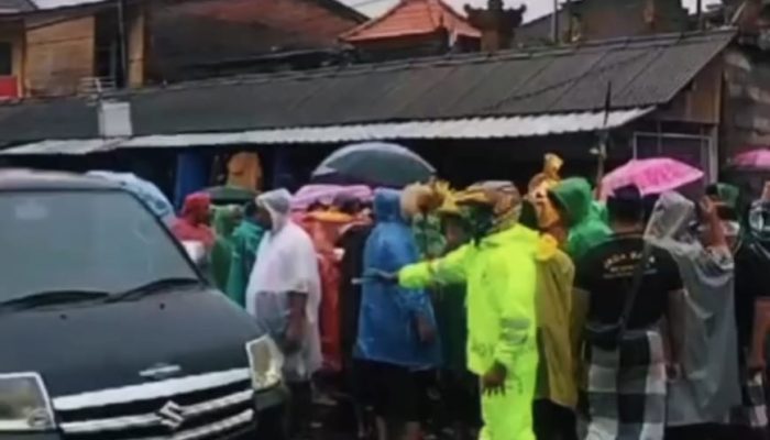 Pelayanan Personel Polsek Denpasar Utara Polresta Denpasar di Tengah Hujan Deras