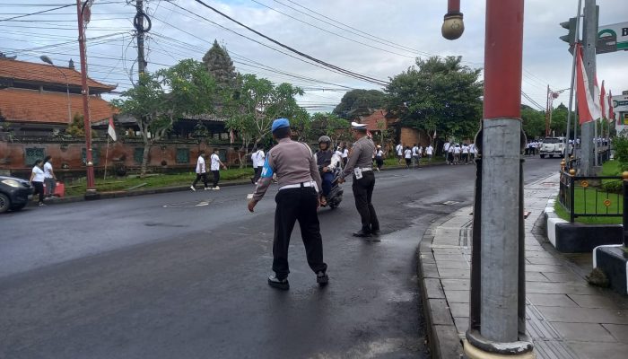Antisipasi Kegiatan Masyarakat Dipagi Hari Personil Polsek Bangli Laksanakan Pengaturan Simpang Empat Bangli