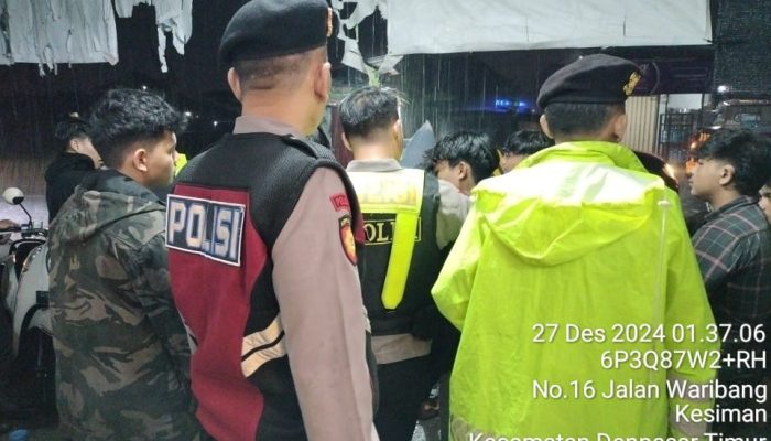 Patroli Blue Light: Polsek Dentim Pastikan Keamanan Wilayah Menjelang Pergantian Tahun