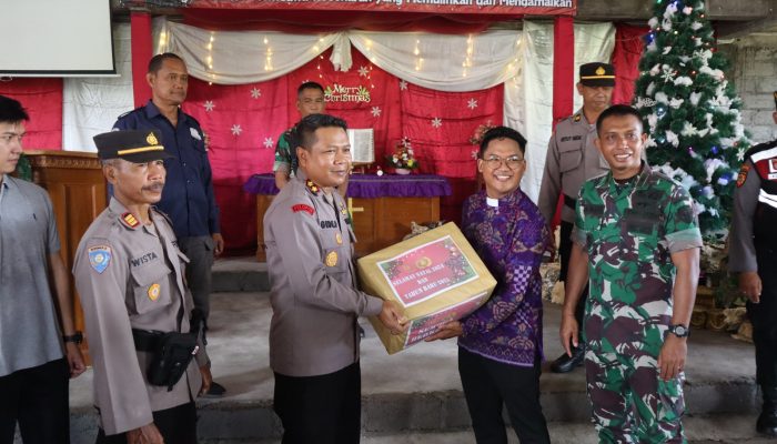 Jumat Churhat, Kapolres Bangli Berbagi Kasih di Gereja Margarahayu Bangli.