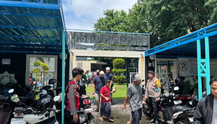 Giat Sholat Jumat, Polres Bandara Ngurah Rai Lakukan Pengamanan
