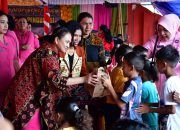 Ketua Umum Bhayangkari Rayakan Natal Bersama Korban Erupsi Gunung Lewotobi