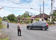 Personil Pos Pantau Laksanakan Pengaturan Arus Lalulintas di Simpang Empat Kantor Lurah Kubu