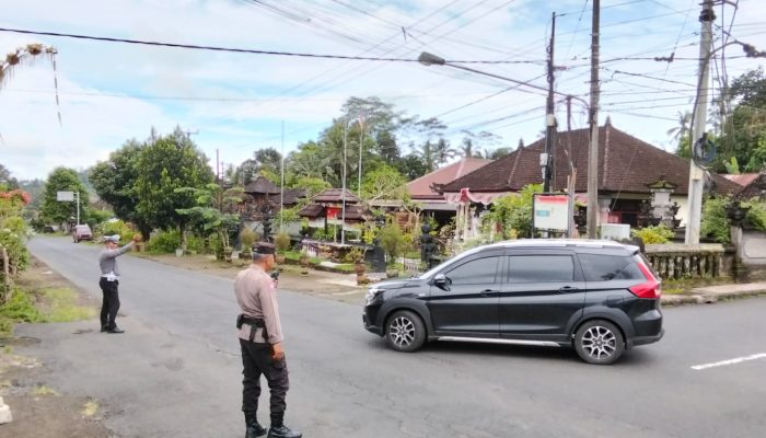 Personil Pos Pantau Laksanakan Pengaturan Arus Lalulintas di Simpang Empat Kantor Lurah Kubu