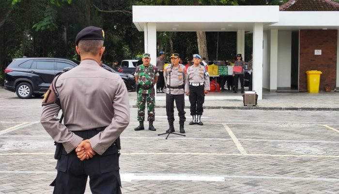 Pastikan Keamanan Wilayah, Kapolsek Densel Pimpin Apel Gelar Pasukan Pengamanan Malam Tahun Baru 2025