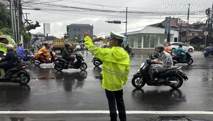 Meskipun Diguyur Hujan, Polantas Polsek Denpasar Barat Tetap Lakukan Pengaturan Arus Lalu Lintas