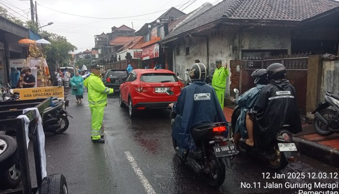 Demi Keamanan Dan Kelancaran Giat Masyarakat, Bhabinkamtibmas Bersinergi Dengan Babinsa Dan Pecalang Atensi Ngaben