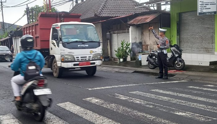 Wujud Pelayanan Masyarakat di Pagi Hari, Personil Polsek Bangli Laksanakan Pengaturan