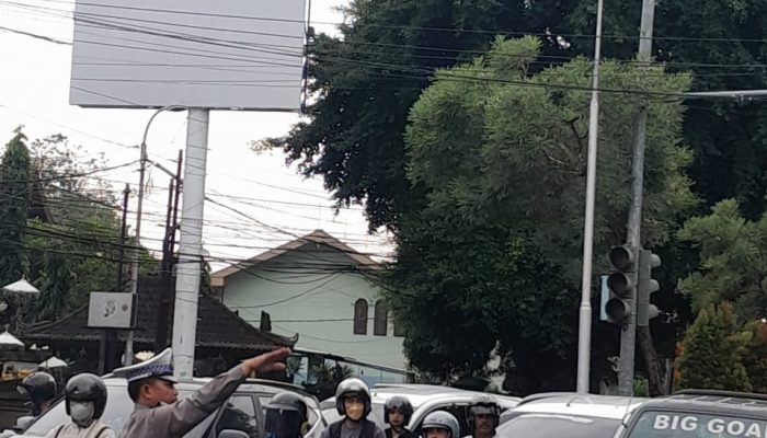 Cairkan Kepadatan Arus Kendaraan Polantas Polsek Denpasar Barat Pengaturan Lalin