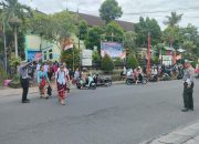 Personil Polsek Bangli Laksanakan Pengaturan Di Depan SMP N 1 Bangli Antisipasi Bubaran Anak Sekolah 8 Personil Polsek Bangli Laksanakan Pengaturan Di Depan SMP N 1 Bangli Antisipasi Bubaran Anak Sekolah