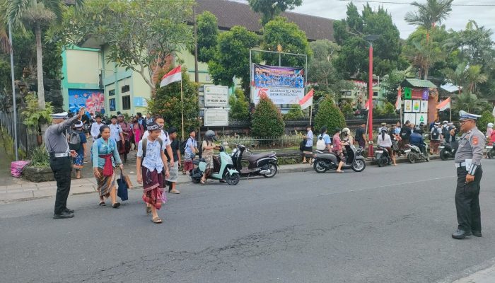 Personil Polsek Bangli Laksanakan Pengaturan Di Depan SMP N 1 Bangli Antisipasi Bubaran Anak Sekolah