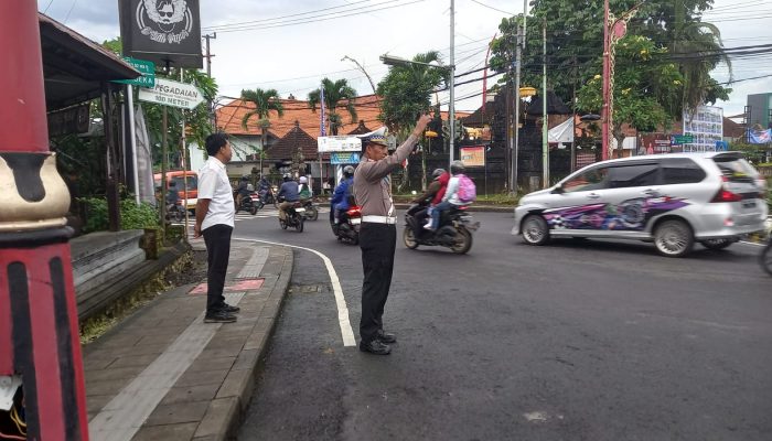Antisipasi Kegiatan Masyarakat di Pagi Hari, Personil Polsek Bangli Laksanakan Pengaturan