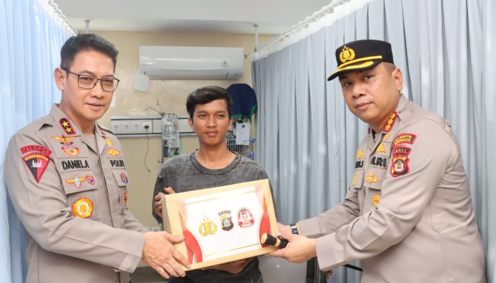 Bencana Tanah Longsor di Ubung, Kapolda Bali Cek Lokasi dan Berikan Bantuan Kepada Korban