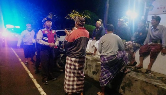 Sat Samapta Melaksanakan Patroli Dialogis Memberikan Himbauan Kamtibmas Kepada Krama Pekemitan Di Pura Dalem Penunggekan, Bangli.