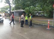 Personil Polres Bandara Ngurah Rai Sisir Tempat Parkir 8 Personil Polres Bandara Ngurah Rai Sisir Tempat Parkir