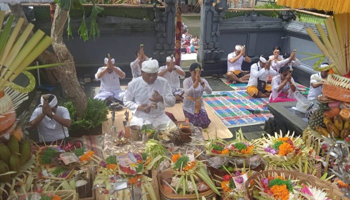 Dalam Rangka Upacara Piodalan Di Padmasana Polsek, Kapolsek Bersama Anggota Laksanakan Persembahyangan