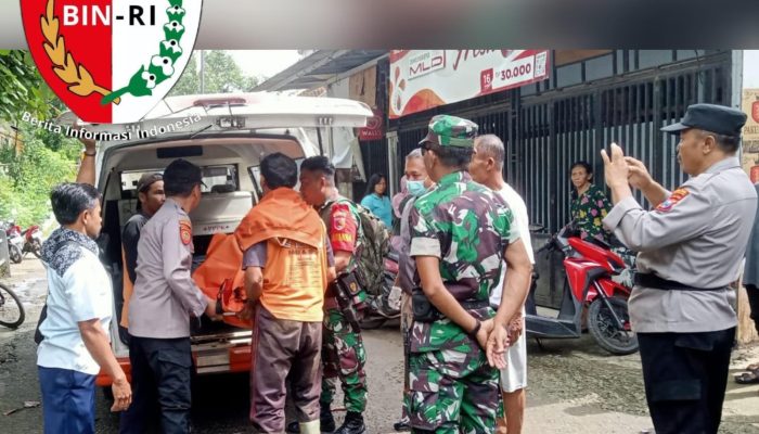 TNI-Polri Sigap Evakuasi Korban di Sungai Desa Duren, Trenggalek