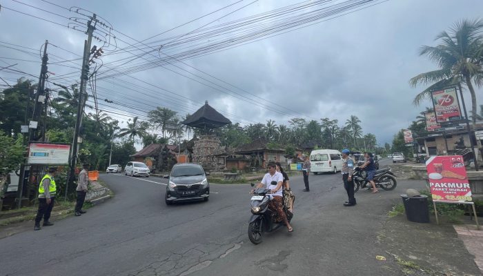 Personil Polsek Bangli Laksanakan Pengaturan Arus Lalulintas Antisipasi Kunjungan Wisatawan