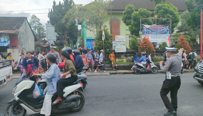 Personil Polsek Bangli Laksanakan Pengaturan Di Depan SMP N 1 Bangli, Atensi Bubaran Anak Sekolah