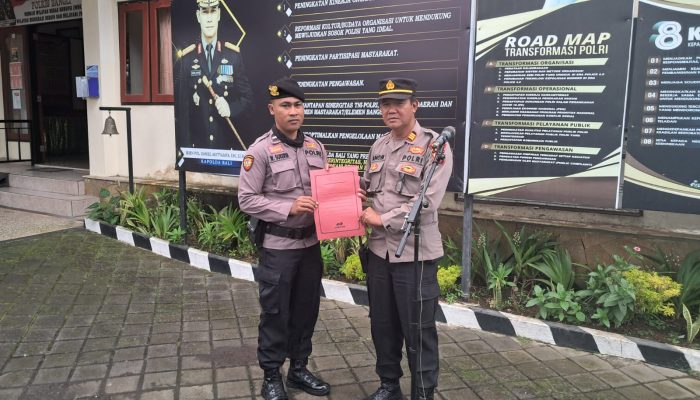 Wujud Kepedulian dan Kebersamaan, Wakapolsek Bangli Serahkan Dana Tali Asih Kepada Anggota