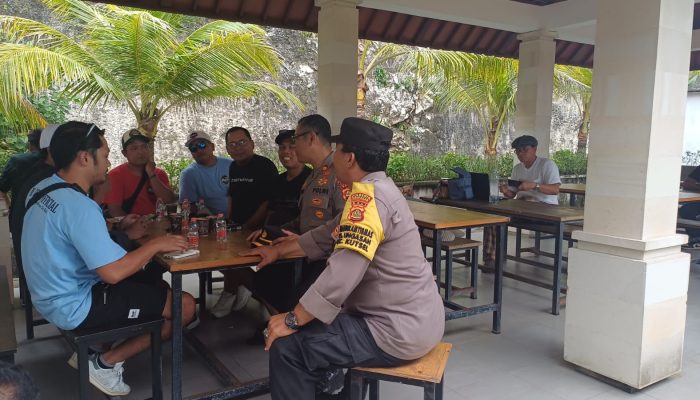 Kapolsek Kuta Selatan sambangi Driver Travel Bali di arena kecak Melasti