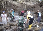 Gotong Royong Polres Kediri Bersama TNI dan Warga Pasang Bronjong di Lokasi Banjir
