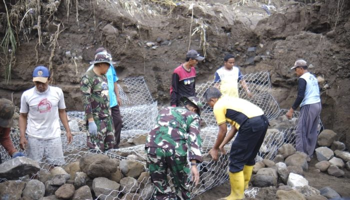 Gotong Royong Polres Kediri Bersama TNI dan Warga Pasang Bronjong di Lokasi Banjir