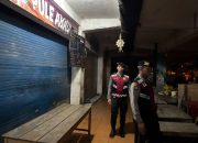 Antisipasi Gangguan Kamtibmas Pada Malam Hari, Personil Samapta Polres Bangli Lakukan Patroli Malam di Areal Pertokoan Pasar Kidul Bangli.