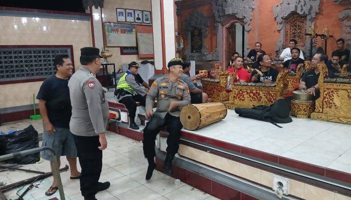 Kapolsek Kuta Selatan Sambangi Banjar Penyarikan, Apresiasi Pemuda dalam Pelestarian Budaya