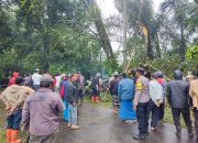 Babhinkamtibmas bersama warga Evakuasi Dua kendaraan Roda 4 tertimpa Pohon Aren di Desa Bayunggede 8 Babhinkamtibmas bersama warga Evakuasi Dua kendaraan Roda 4 tertimpa Pohon Aren di Desa Bayunggede