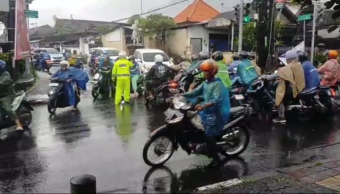 Meski Cuaca Tak Bersahabat: Unit Lalulintas Polsek Dentim Tetap Siaga Atur Arus Lalulintas Pagi Hari