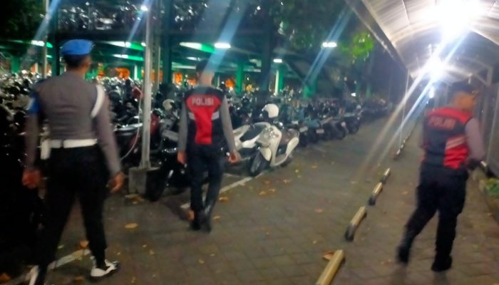Personil Polres Bandara Ngurah Rai Sisir Tempat Parkir, Antisipasi Curanmor