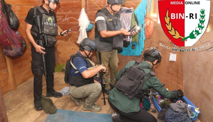 Satgas Ops Damai Cartenz 2025 Amankan Barang Bukti Pakaian Milik Nikson Matuan