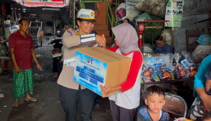 PEDULI KASIH, PERSONEL OPS KESELAMATAN AGUNG 2025 BERBAGI KEPADA MASYARAKAT KURANG MAMPU