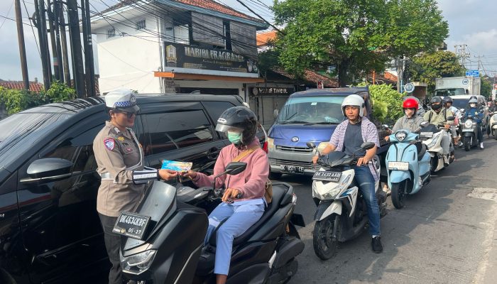 Bagikan Brosur dan sosialisai, Polda Bali ajak masyarakat tertib Lalu Lintas